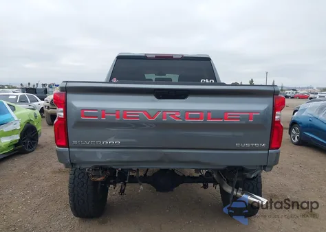 2019 Chevrolet Silverado 1500 Custom Trail Boss z USA, uszkodzony, nr VIN 1GCPYCEH8KZ381795